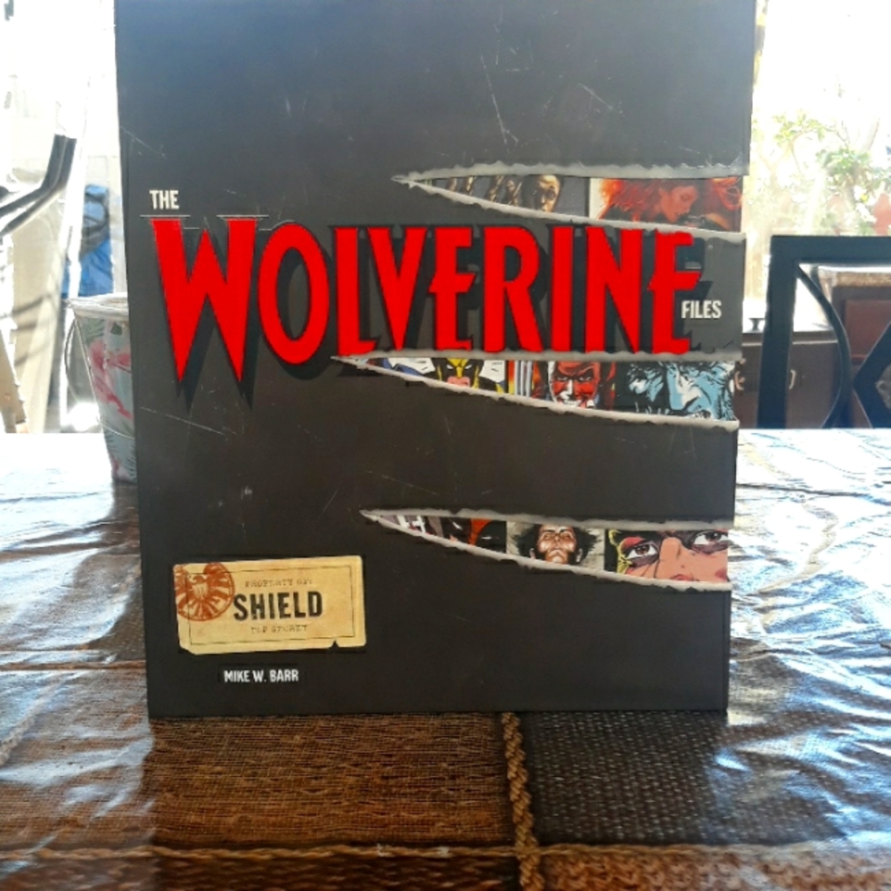 THE WOLVERINE FILES HARDCOVER W SLIPCASE & PRINTS! In Great condition!!